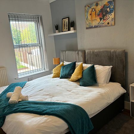 Hilltop Place Suites Near Meadowhall Sheffield Buitenkant foto