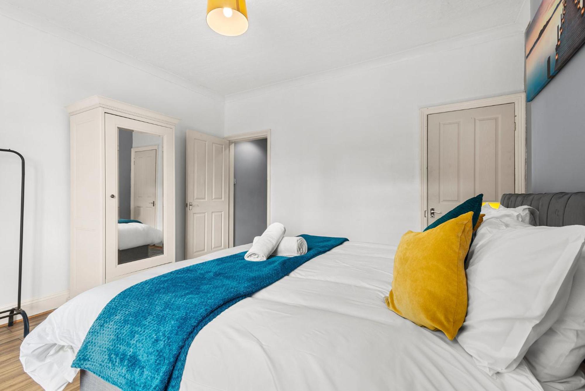 Hilltop Place Suites Near Meadowhall Sheffield Buitenkant foto